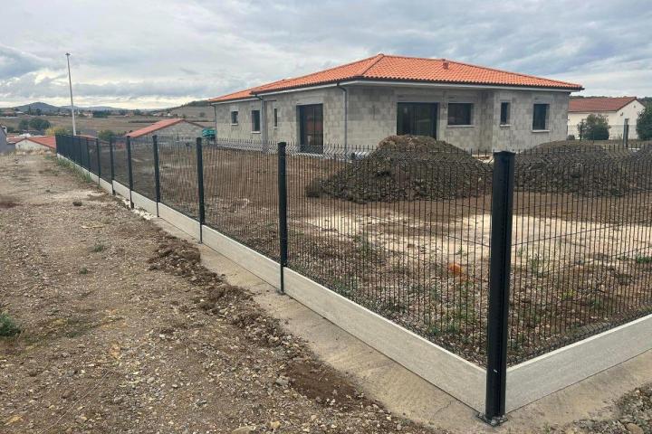 Pose de clôtures et de portails.